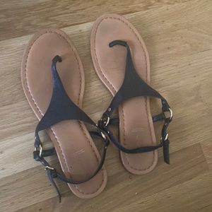 Aldo used sandal in good condition.